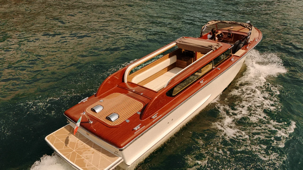 The boat under way on Lake Como, seen from above.